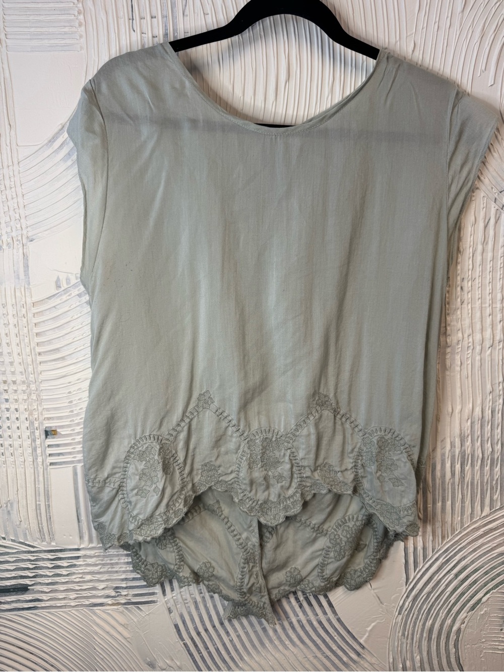 Sun & Shadow Sage Green Button-Front Tie Hem Blouse N0522